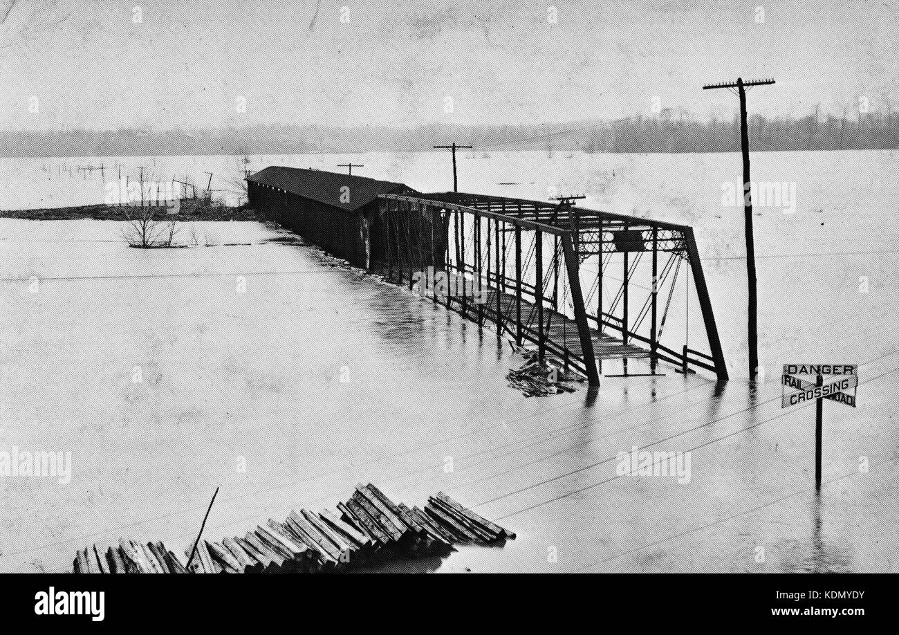 Pont couvert de Gosport, enjambant la branche est du Fleuve Blanc, Gosport, Owen Comté (Indiana) lors de l'inondation de 1913 Banque D'Images