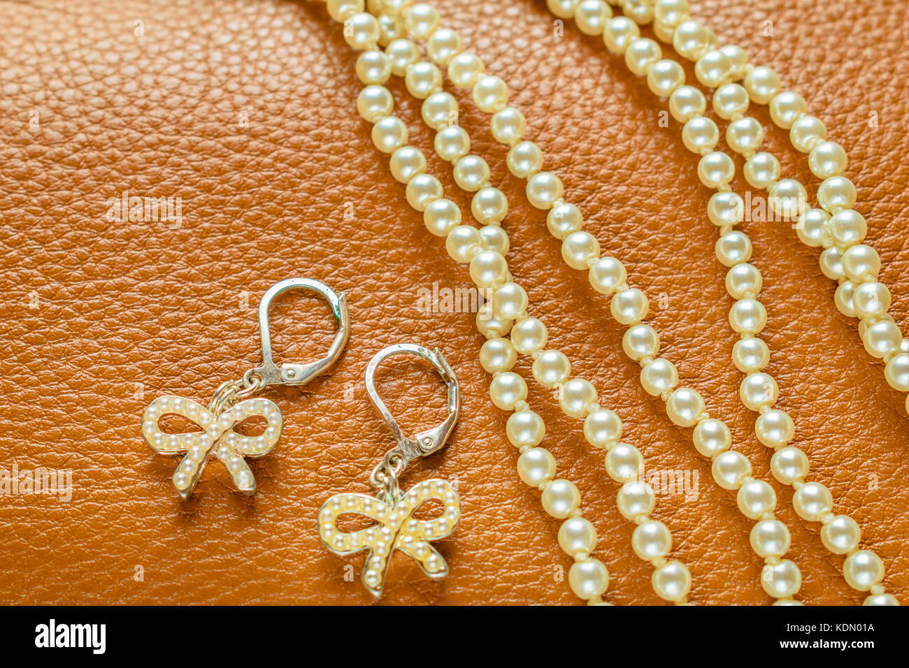 Perles et boucles d'sur cuir Banque D'Images