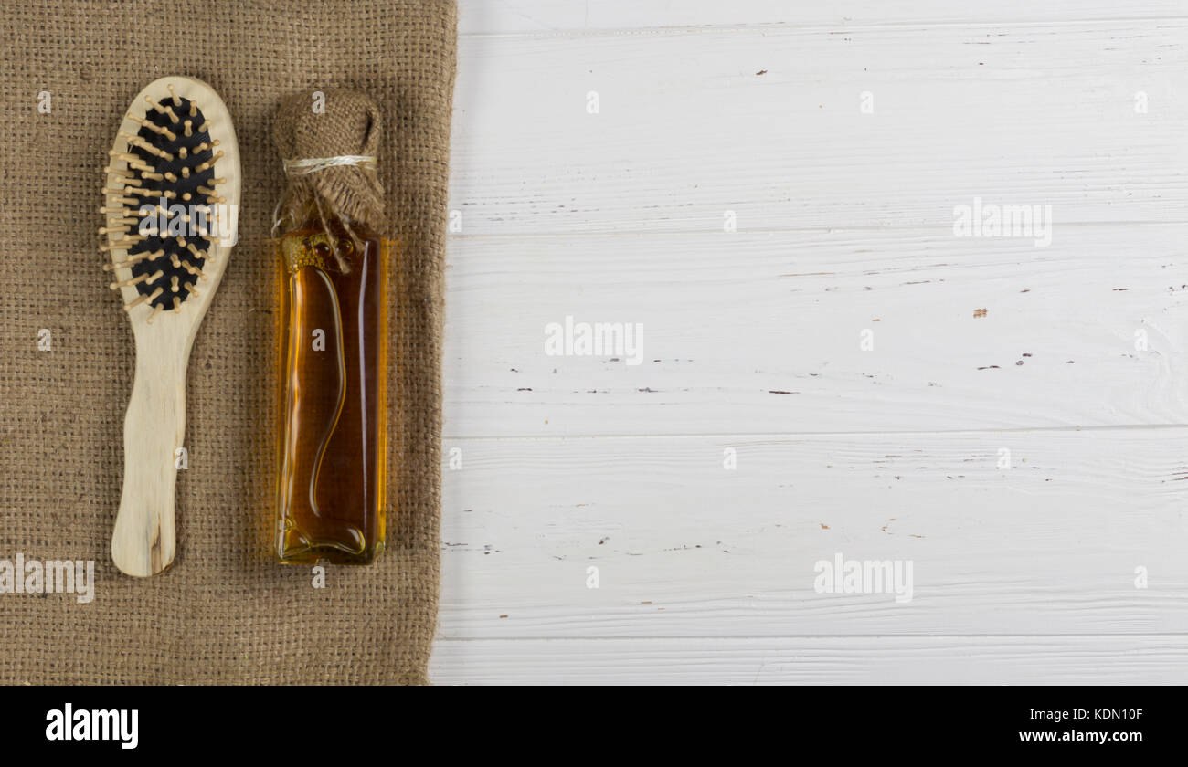 Vintage les articles de soins personnels : shampooing fait maison, peigne, serviette et sac Banque D'Images