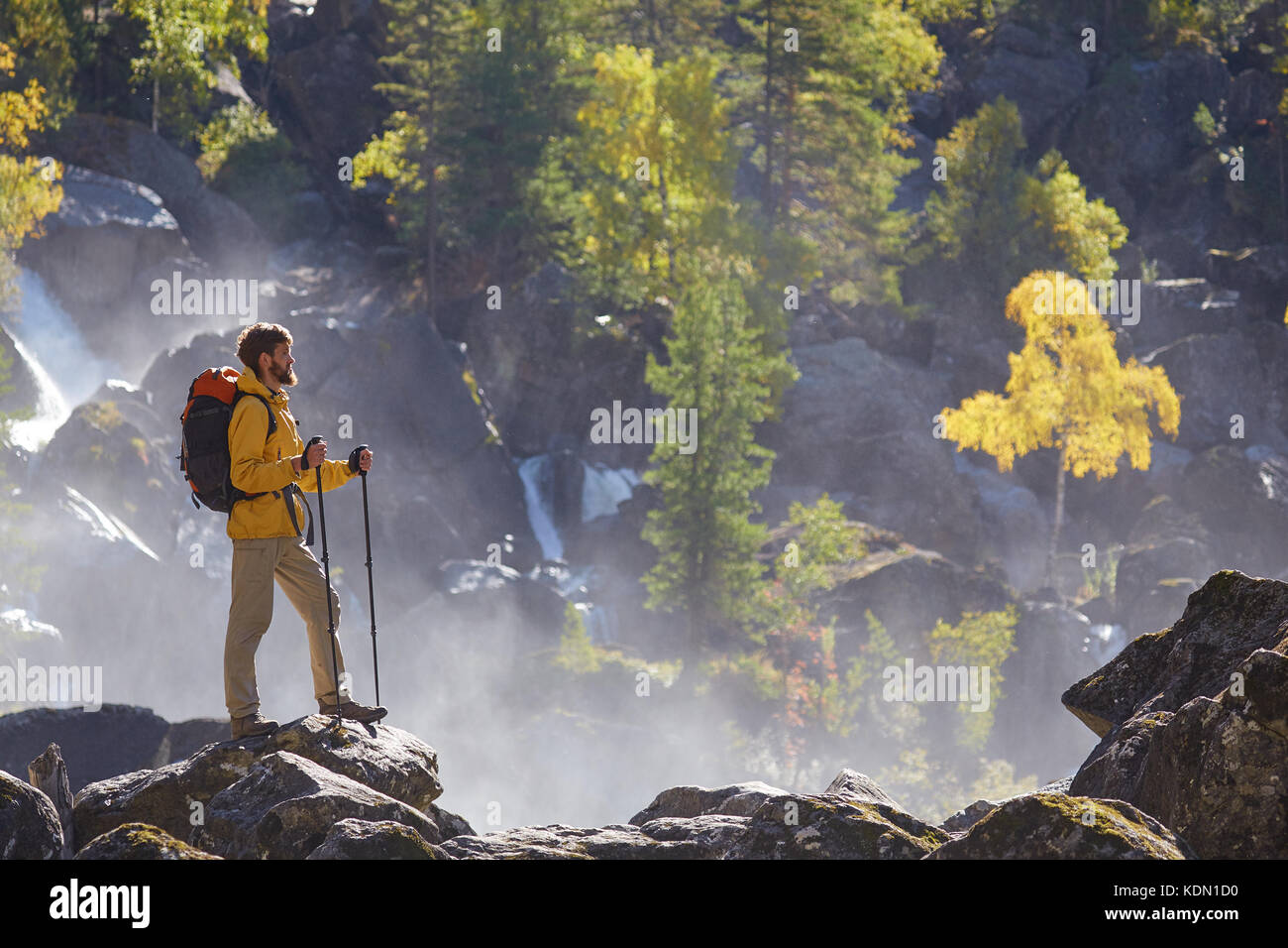 Randonnée randonneur avec sac à dos à la rivière de montagne à Banque D'Images