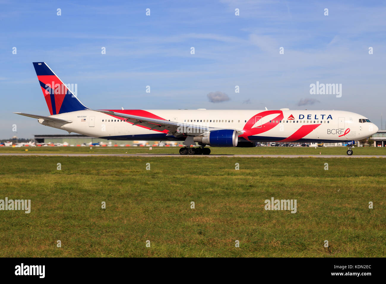 Stuttgart/Allemagne, 29 septembre 2017 : delta boeing 767 à l'aéroport de Stuttgart. Banque D'Images