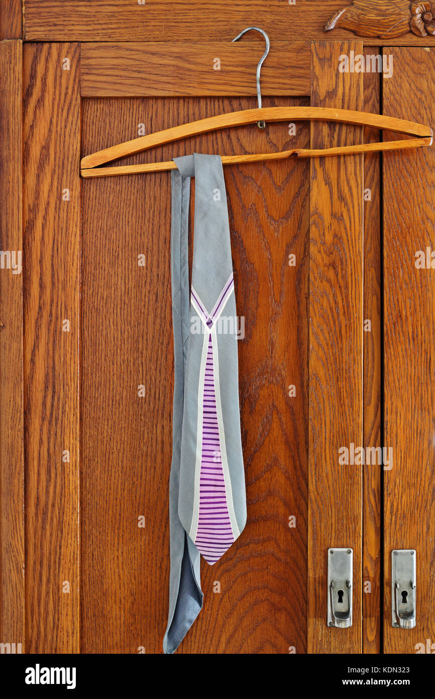 Cravate vintage est suspendu à un cintre sur armoire porte Banque D'Images