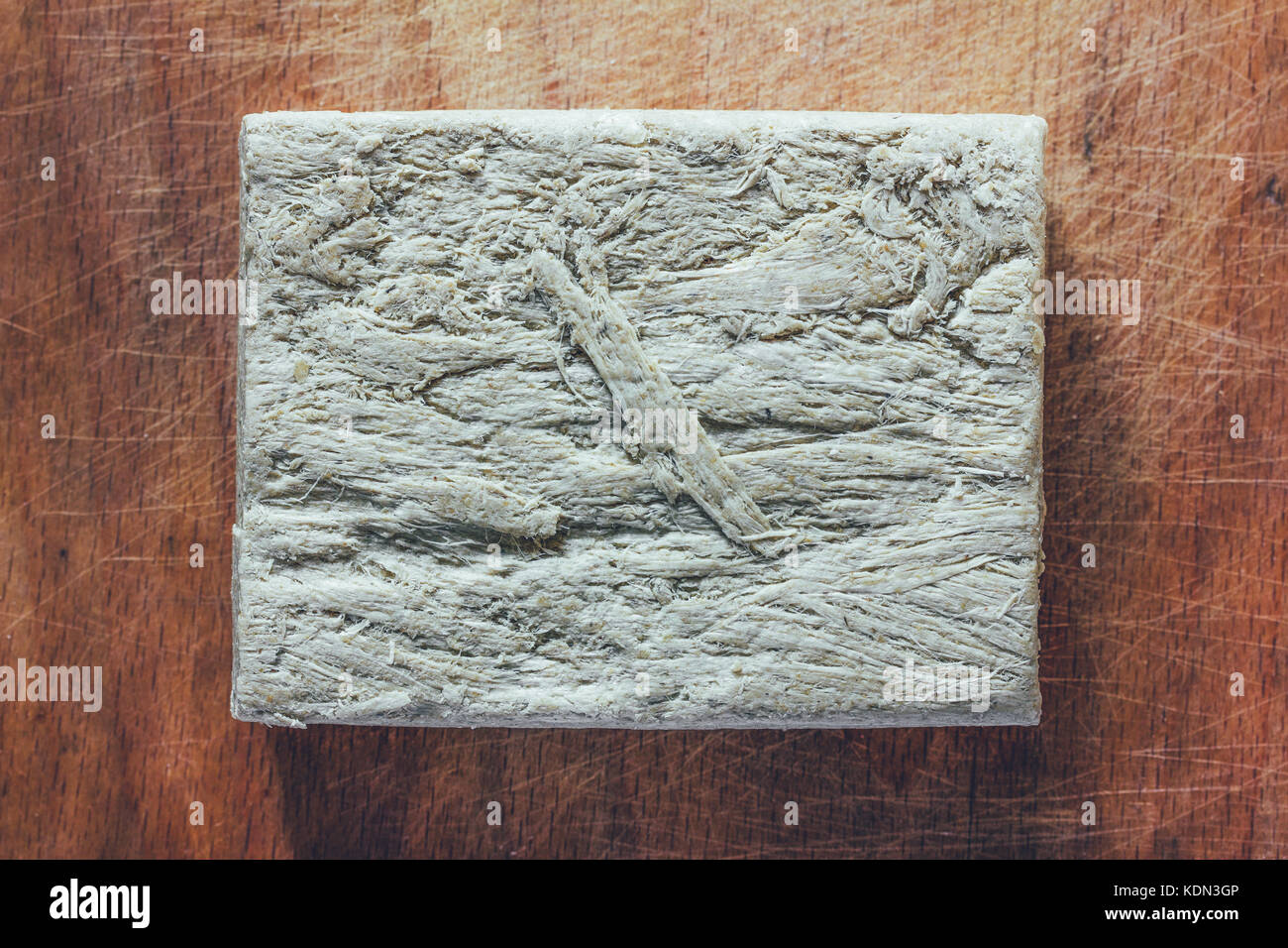 Briquette de halva sucré tournesol top view close up isolé sur fond blanc Banque D'Images