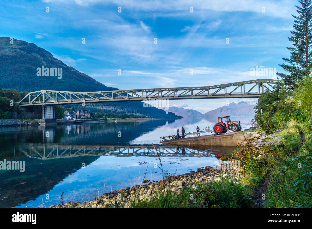 Un bateau gonflable, tracteur et remorque à Ballachulish bridge, 1975, de Lochs Linnhe et Leven, Glencoe, Argyll and Bute, Ecosse Banque D'Images