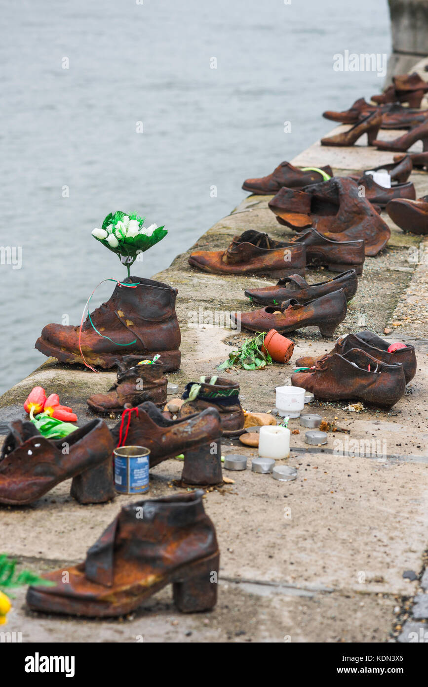 Holocaust Memorial Budapest, une collection de chaussures vides le long du Danube qui signifie la ville, victimes du génocide de la Seconde Guerre mondiale. Banque D'Images