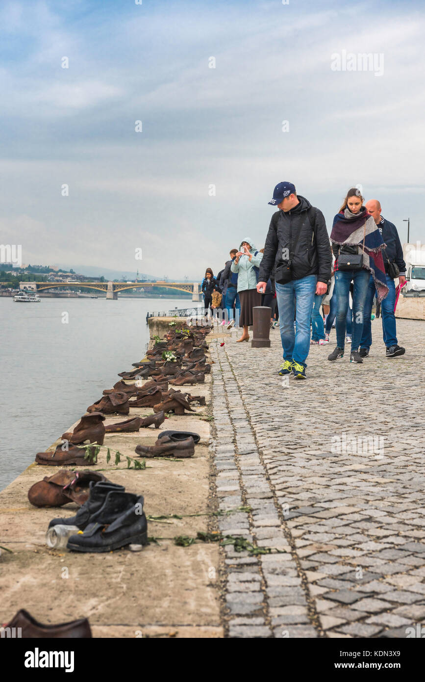 Mémorial de l'Holocauste de Budapest, les touristes voir une ligne de chaussures vides le long du Danube qui signifie la ville, victimes de génocide dans les années 40. Banque D'Images