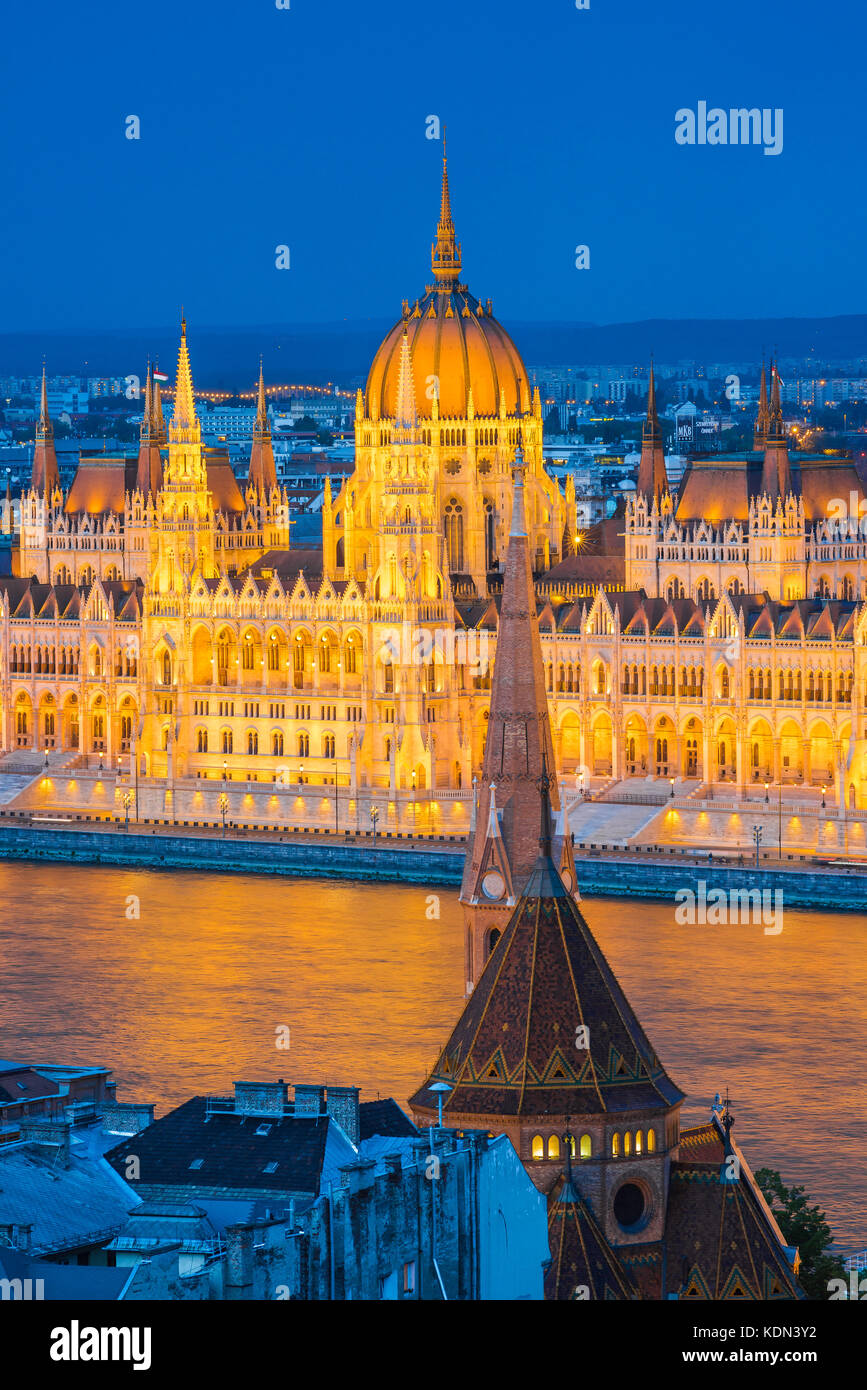 Budapest Danube vue panoramique, aérienne la nuit de la colline du Var en traversant le Danube vers le Parlement dans la ville de Budapest. Banque D'Images