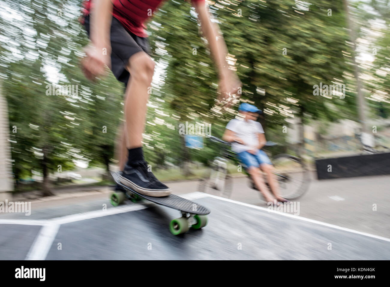 Skate parc dans le cadre de Centre de jeunesse dans Lyman, zone de l'ATO, Donetsk, Ukraine Banque D'Images