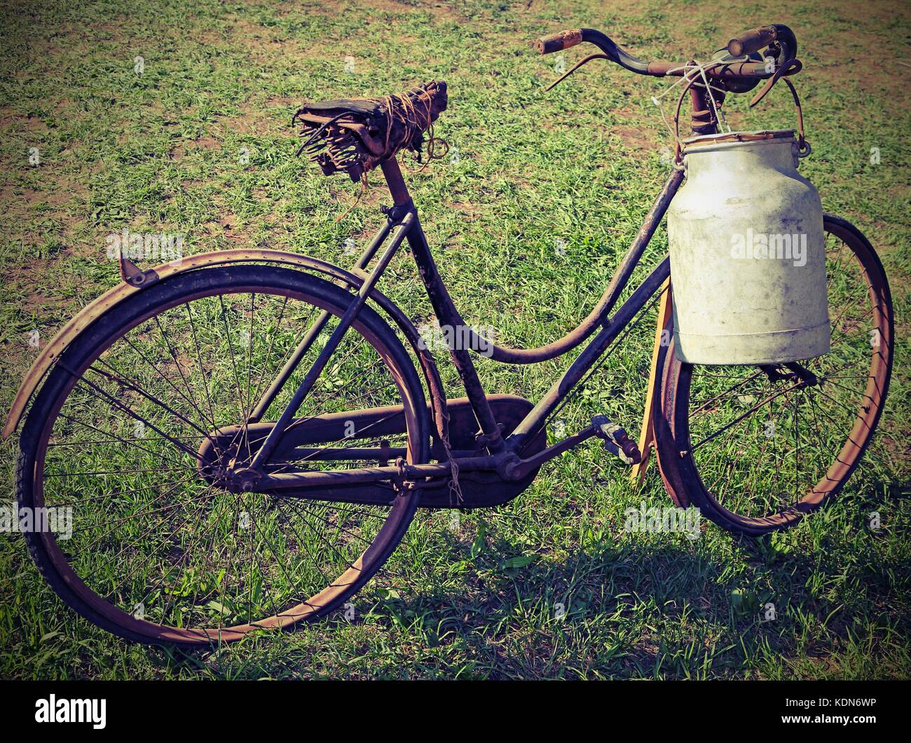 Vieux vélo avec une selle brisée et le lait peut laitier avec effet vintage  Photo Stock - Alamy