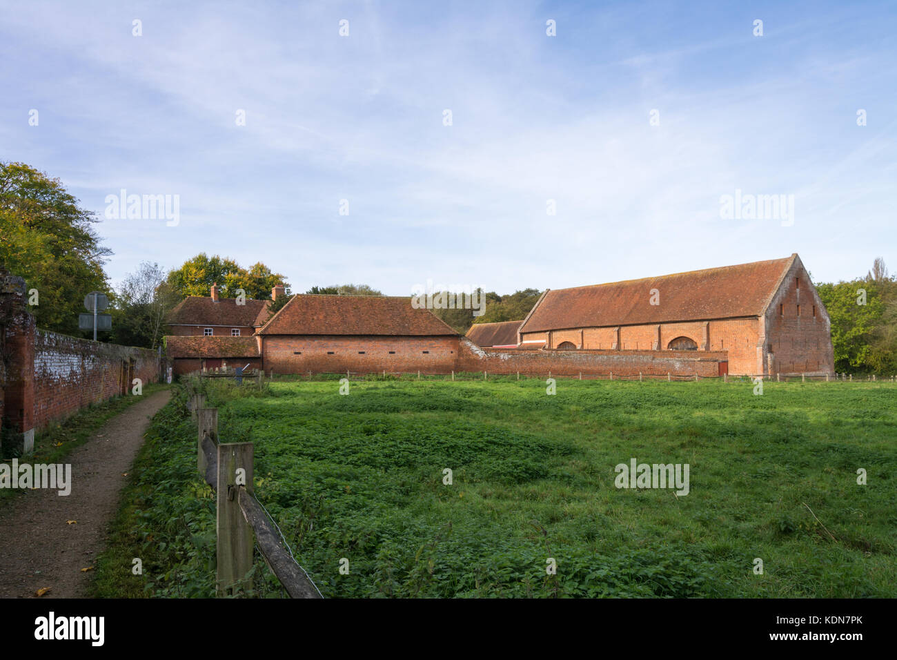 La grange aux dîmes dans le vieux village de fonder, Hampshire, Royaume-Uni Banque D'Images