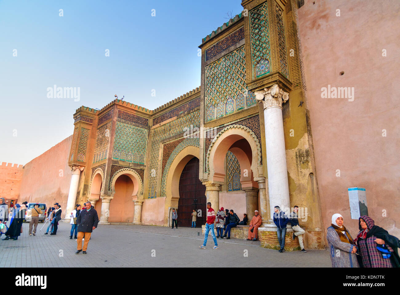 Meknes, Maroc - Jan 16, 2017 : la porte Bab Mansour dans l'ancienne médina. Meknès est l'une des quatre villes impériales du Maroc Banque D'Images