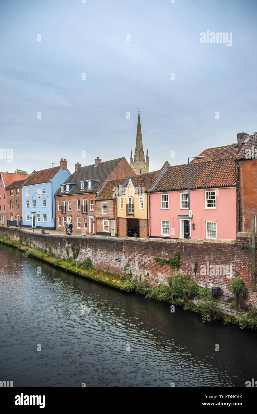 Maisons colorées sur le quai de la rivière wensum comme il coule à travers la ville de Norwich, Norfolk, uk Banque D'Images