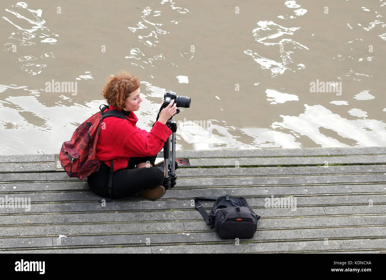 Octobre 2015 - femme jeune élève vérifie des images à l'arrière ou sur le trépied de son appareil photo numérique. Banque D'Images