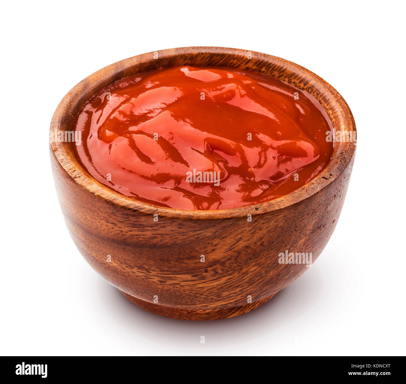 Le ketchup dans bol en bois isolé sur fond blanc Banque D'Images
