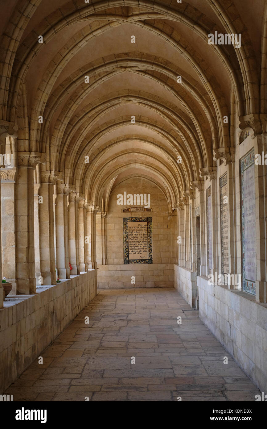 Panneaux inscrits avec la prière du Seigneur dans différentes langues à Le cloître de la partie catholique romaine de l'église de Pater Noster D'un monastère carmélite également connu comme le Sanctuaire de L'Eleona situé sur le Mont des oliviers à l'est Jérusalem Israël Banque D'Images