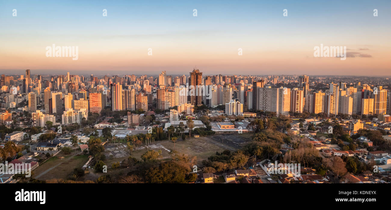 Vue aérienne de la ville de Curitiba au coucher du soleil - Curitiba, Parana, Brésil Banque D'Images