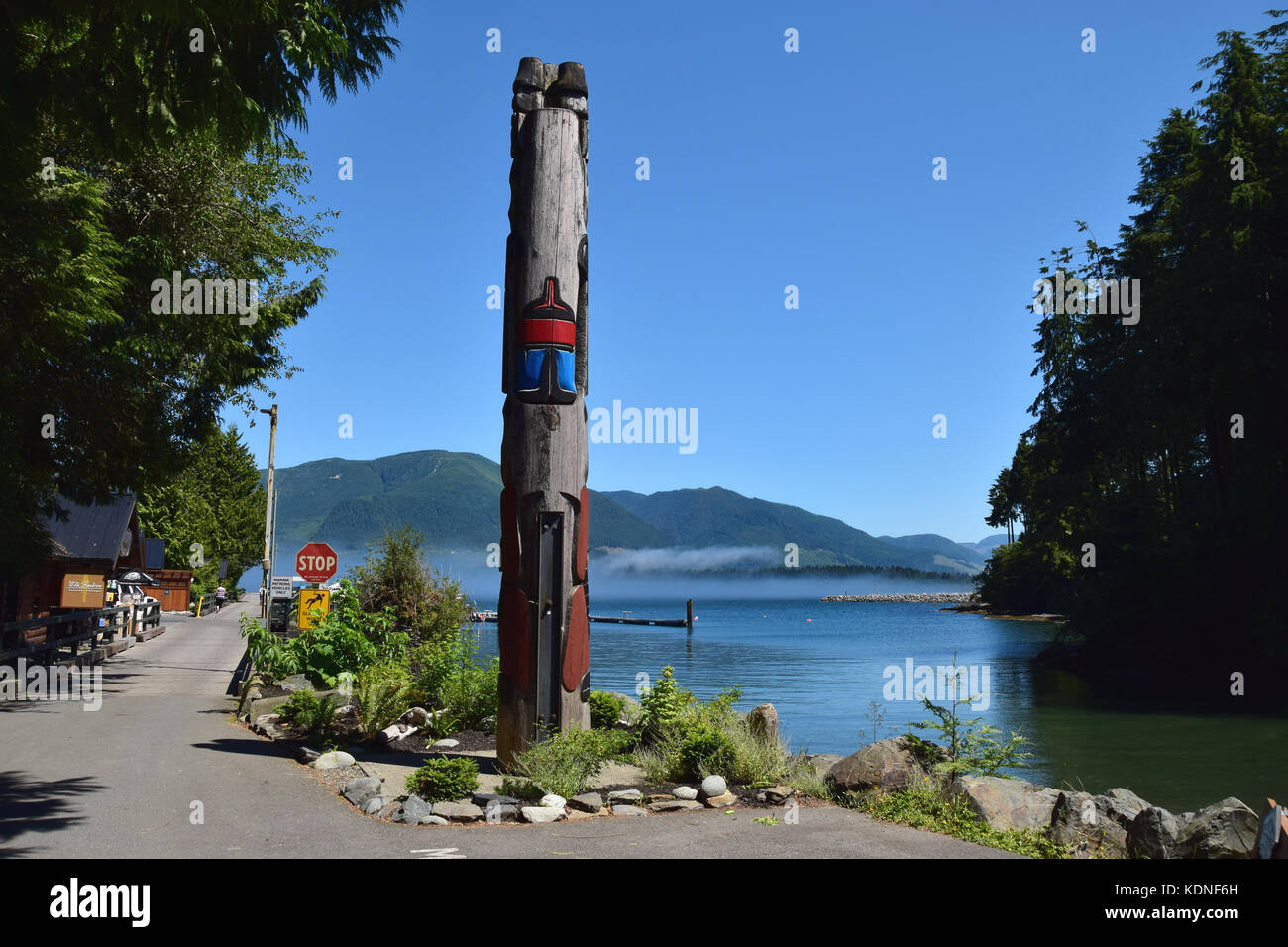 Totem s'élève au-dessus de la brume du Port - Port Renfrew, l'île de Vancouver, BC, Canada Banque D'Images