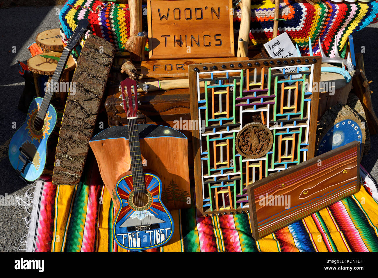 Objets d'art en bois colorés à une foire artisanale du marché agricole de Wellington Comté de Prince Edward Ontario Canada Banque D'Images