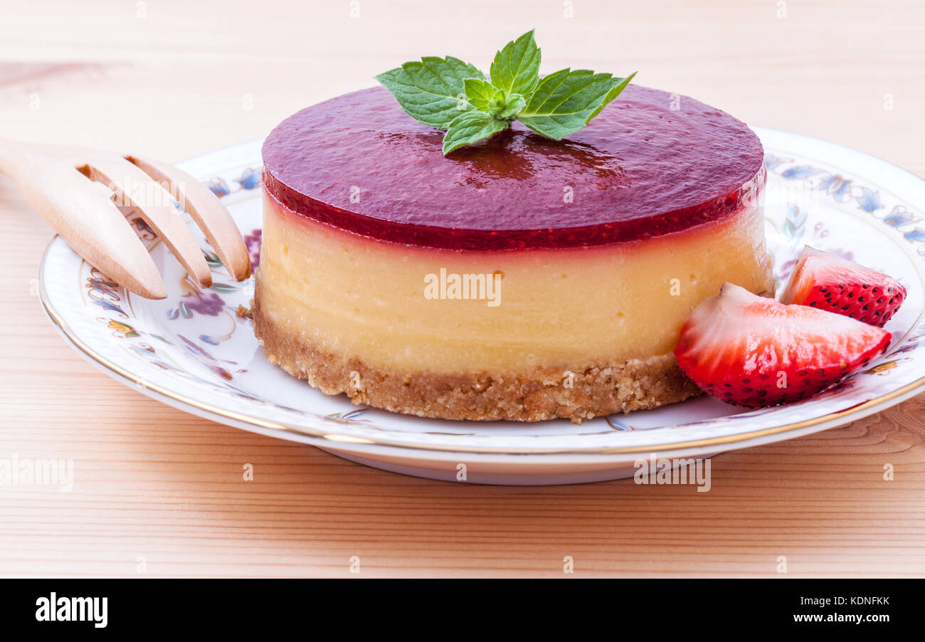 Gateau Au Fromage Aux Fraises Avec Des Feuilles De Menthe Fraiche Sur Fond De Bois Focus Selectif De La Profondeur De Champ Photo Stock Alamy Gateau Au Fromage Aux Fraises Avec Des Feuilles De Menthe Fraiche Sur Fond De Bois Focus Selectif De La Profondeur De Champ Photo Stock Alamy