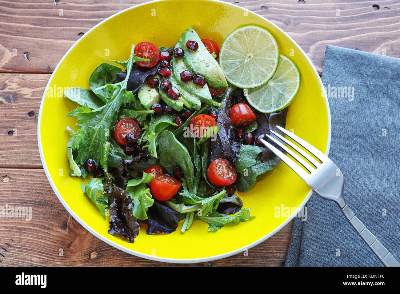 Avec salade de jeunes pousses et tomates sur la table en bois Banque D'Images