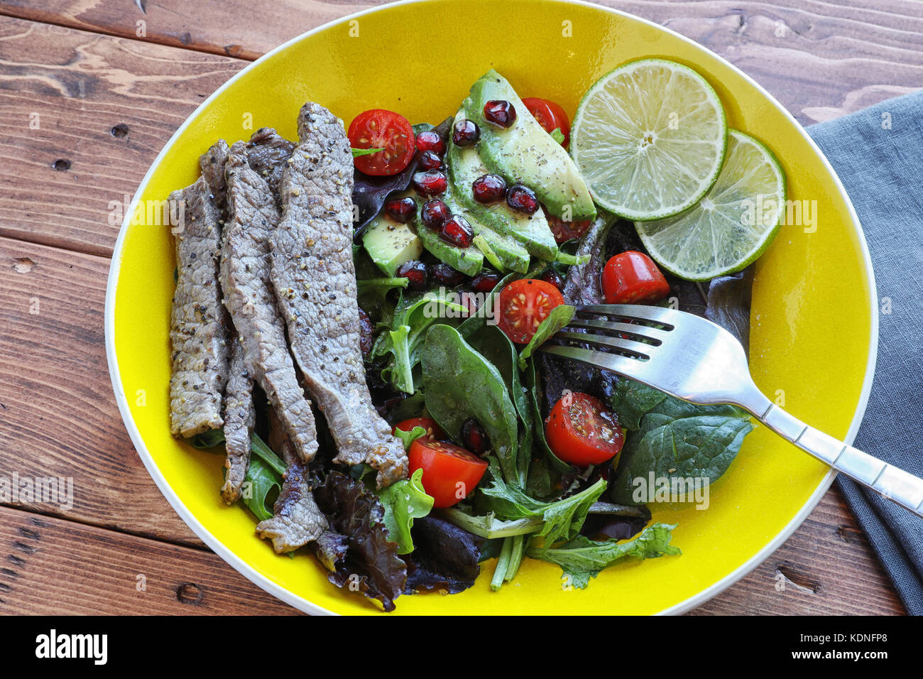 Avec salade de jeunes pousses et tomates sur la table en bois Banque D'Images