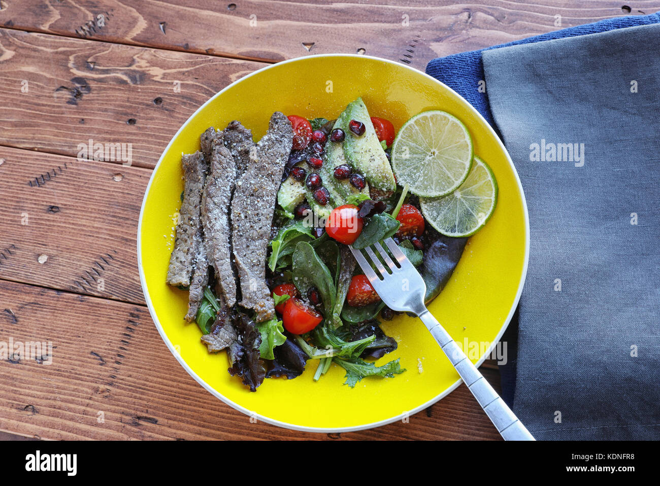 Avec salade de jeunes pousses et tomates sur la table en bois Banque D'Images