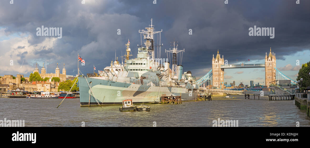 Paris, France - 13 septembre 2017 : le panorama de la Tower bridge et cruiser belfast en lumière du soir avec les nuages de tempête spectaculaire. Banque D'Images