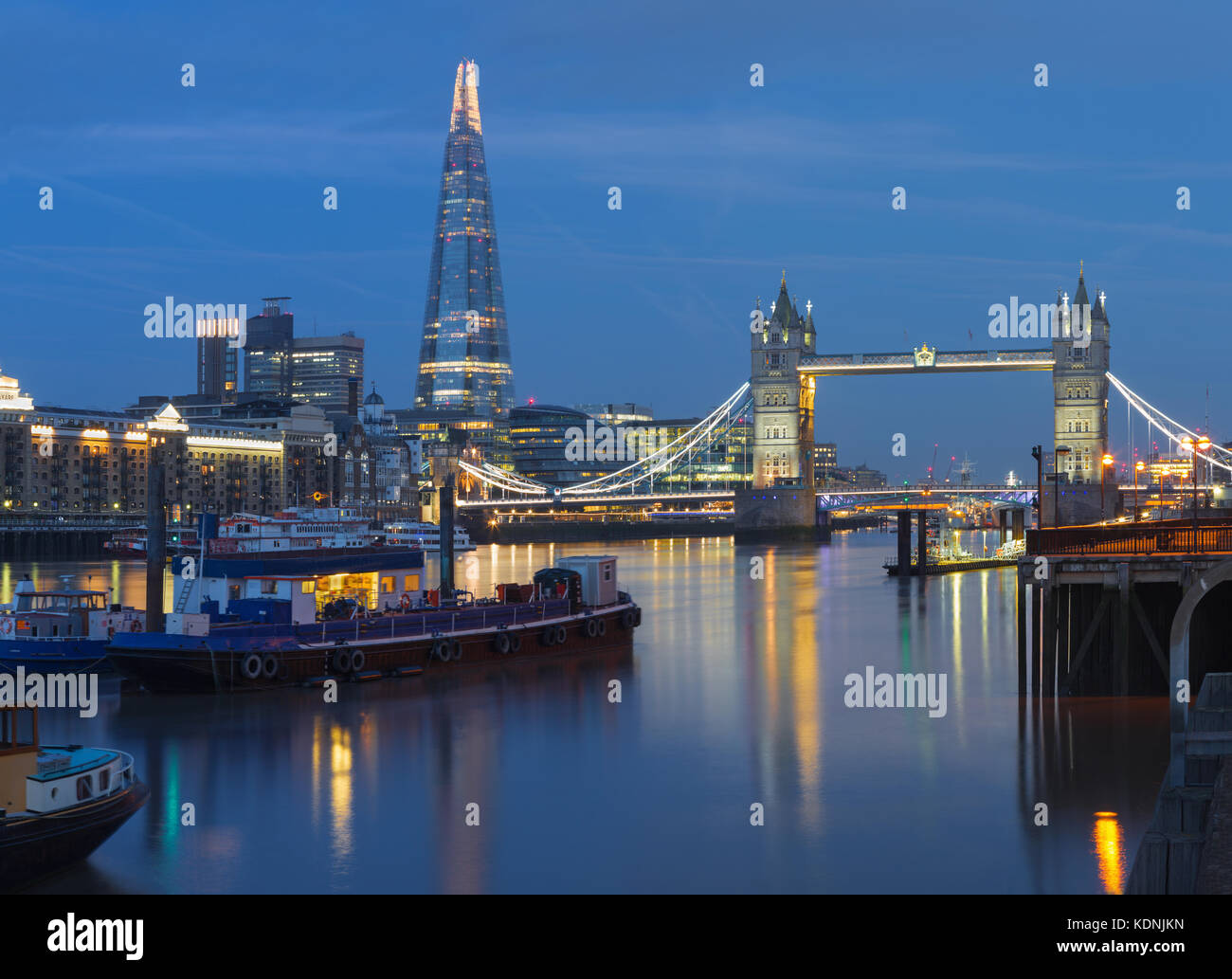 Londres - la tour promise et l'Écharde de gratte-ciel au crépuscule. Banque D'Images