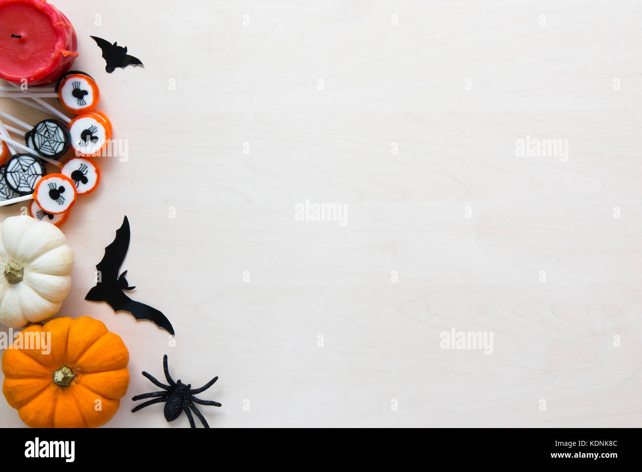 Halloween de fond avec les araignées, les chauves-souris, des bonbons et des citrouilles sur bois Banque D'Images