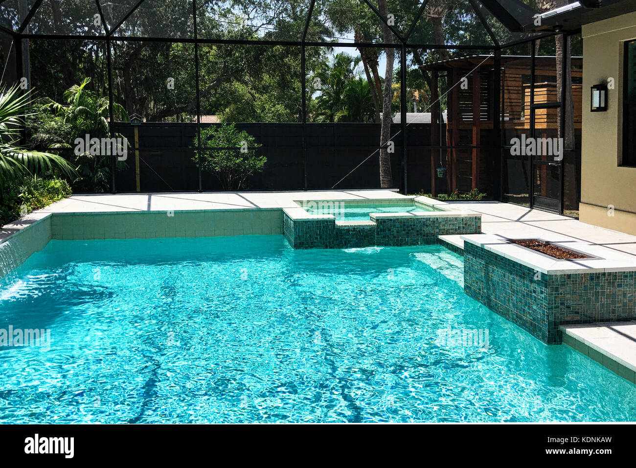 Piscine avec jacuzzi et cascade dans une maison de luxe à Sarasota, FL Banque D'Images