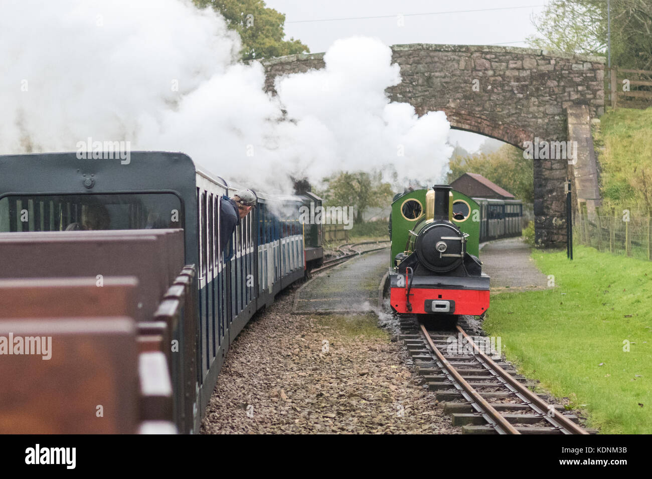 Ravenglass et Eskdale Steam Railway, Cumbria, Angleterre - les moteurs à vapeur et diesel passent sur le chemin de fer de calibre 15' Banque D'Images