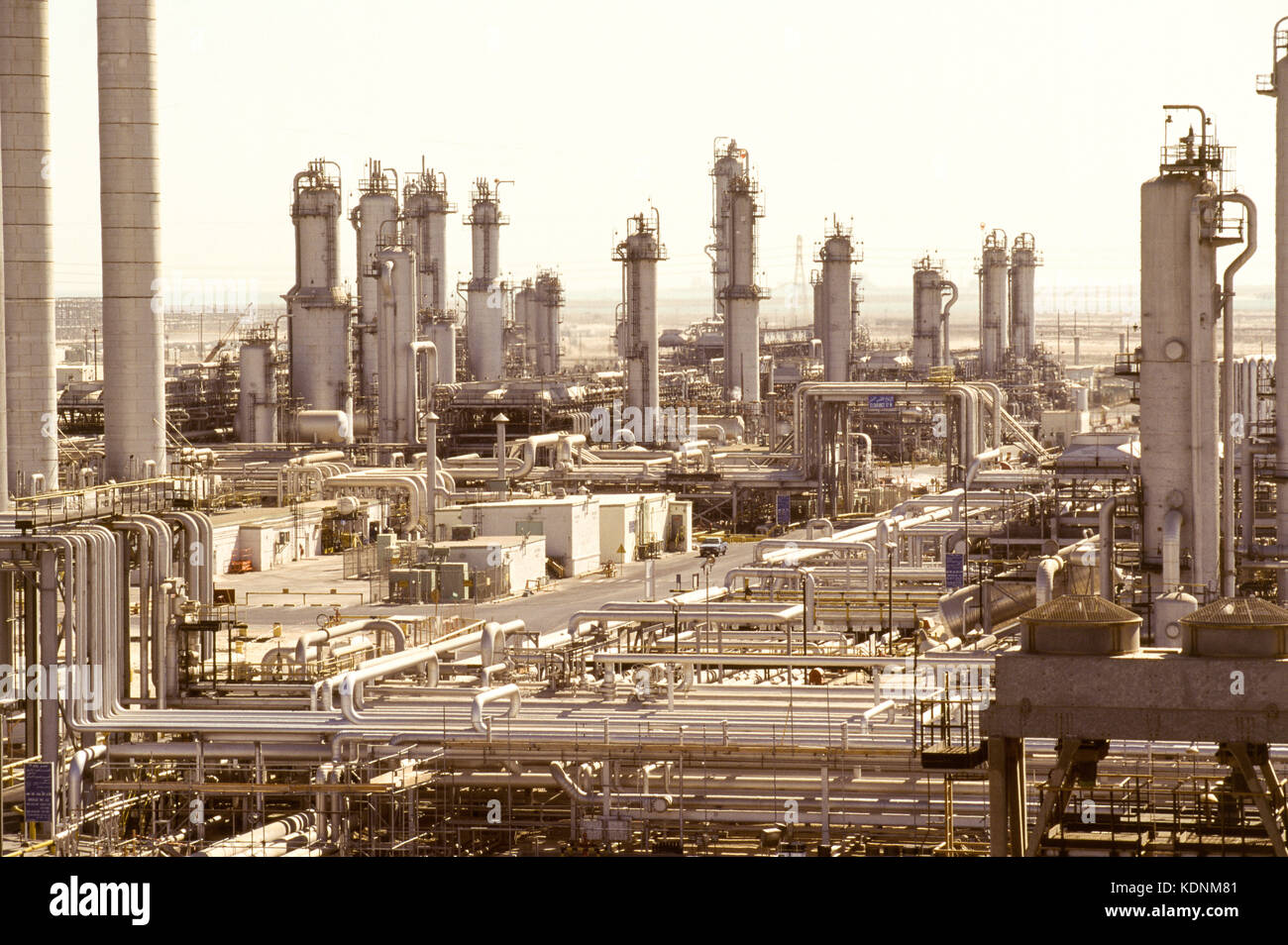 Ras Tanura, la plus grande raffinerie de pétrole dans le monde, géré par Saudi Aramco, la plus grande compagnie pétrolière dans le monde. Banque D'Images