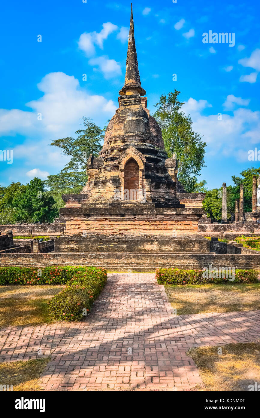Ruines de Stupa de Wat Mahathat, parc historique qui porte sur les ruines de la vieille ville de Sukhothai, Thaïlande Banque D'Images
