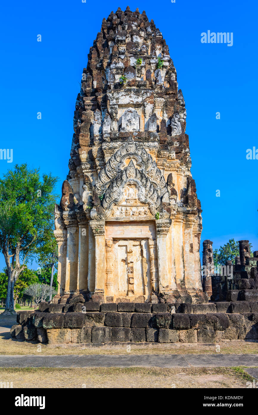 Ruines de Stupa de Wat Mahathat, parc historique qui porte sur les ruines de la vieille ville de Sukhothai, Thaïlande Banque D'Images