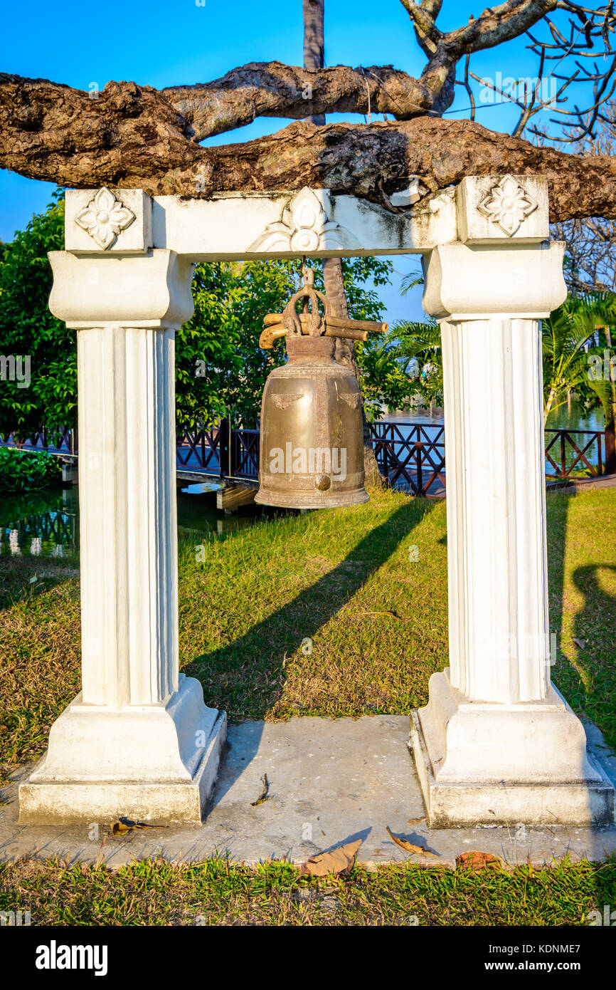Bell en Wat Mahathat, parc historique qui porte sur les ruines de la vieille ville de Sukhothai, Thaïlande Banque D'Images