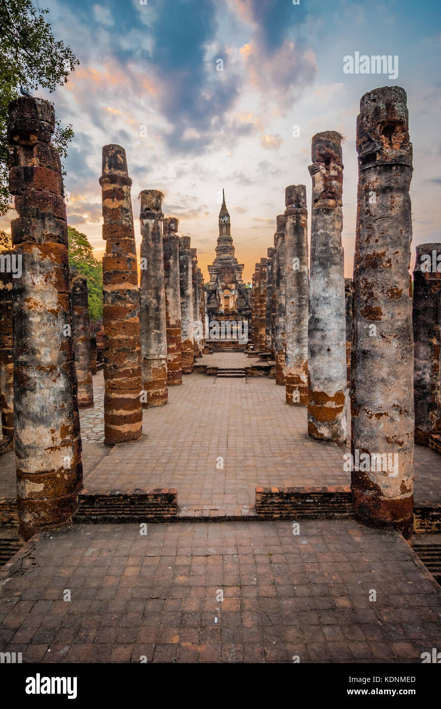 Boudha assis en Wat Mahathat, parc historique qui porte sur les ruines de la vieille ville de Sukhothai, Thaïlande Banque D'Images