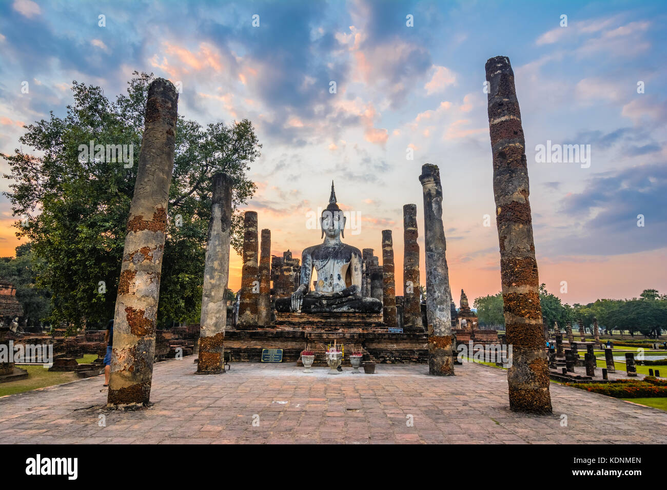 Boudha assis en Wat Mahathat, parc historique qui porte sur les ruines de la vieille ville de Sukhothai, Thaïlande Banque D'Images