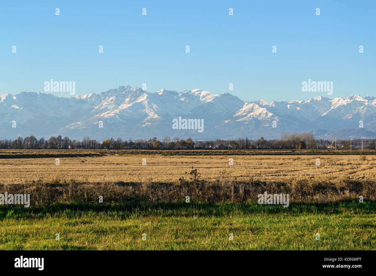 Paysage de la campagne italienne de la vallée du Pô, Novara et Vercelli avec l'arrière-plan de la chaîne de montagnes des Alpes Banque D'Images