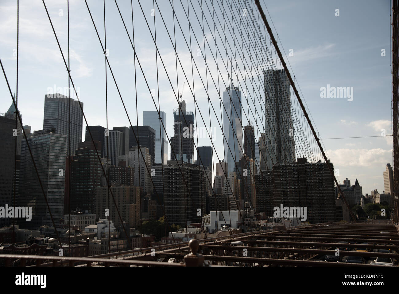 Le pont de Brooklyn est un pont hybride à suspension/sans câble à New York et est l'un des plus anciens ponts des États-Unis Banque D'Images