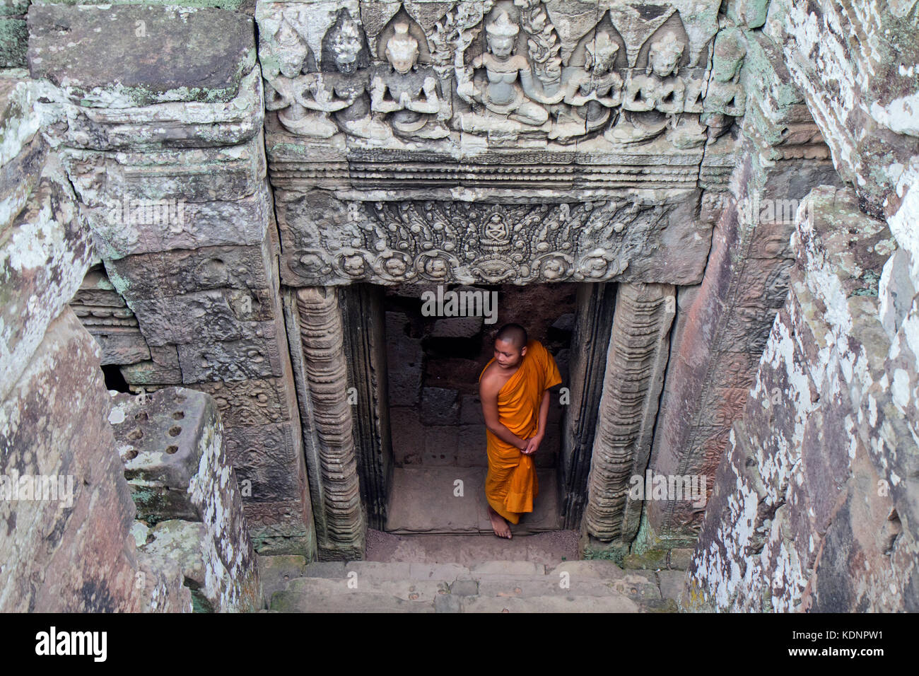 Cambodge, Siem Reap, Angkor Wat, jeune moine bouddhiste en orange de robes de Buaphon Temple Banque D'Images