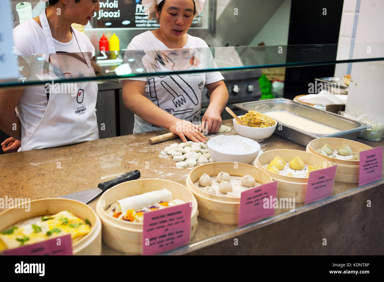 Florence Mercato Centrale femme chinoise boulettes de Banque D'Images