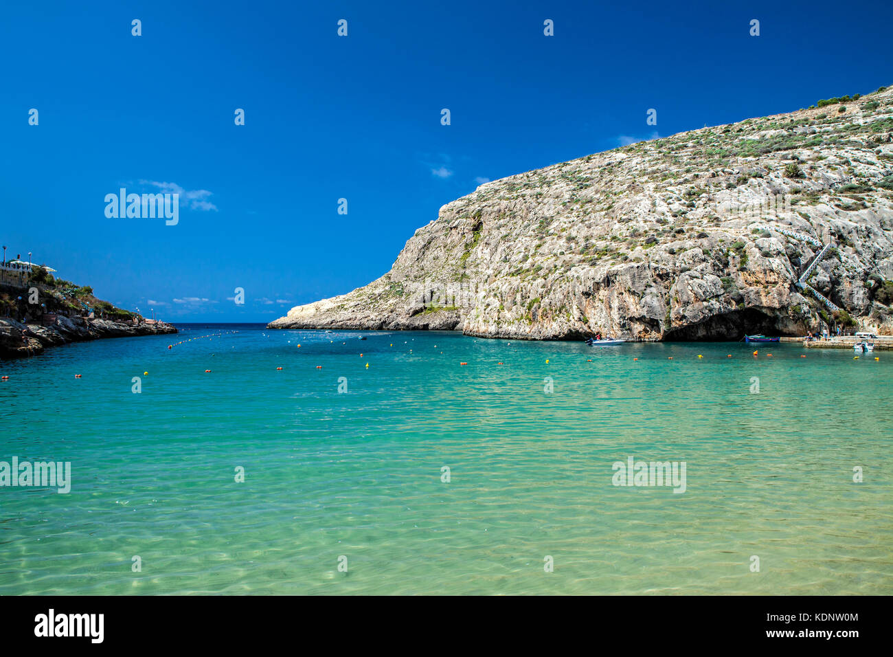 Les eaux magnifiques et de ciel à Xlendi bay à Gozo. Banque D'Images
