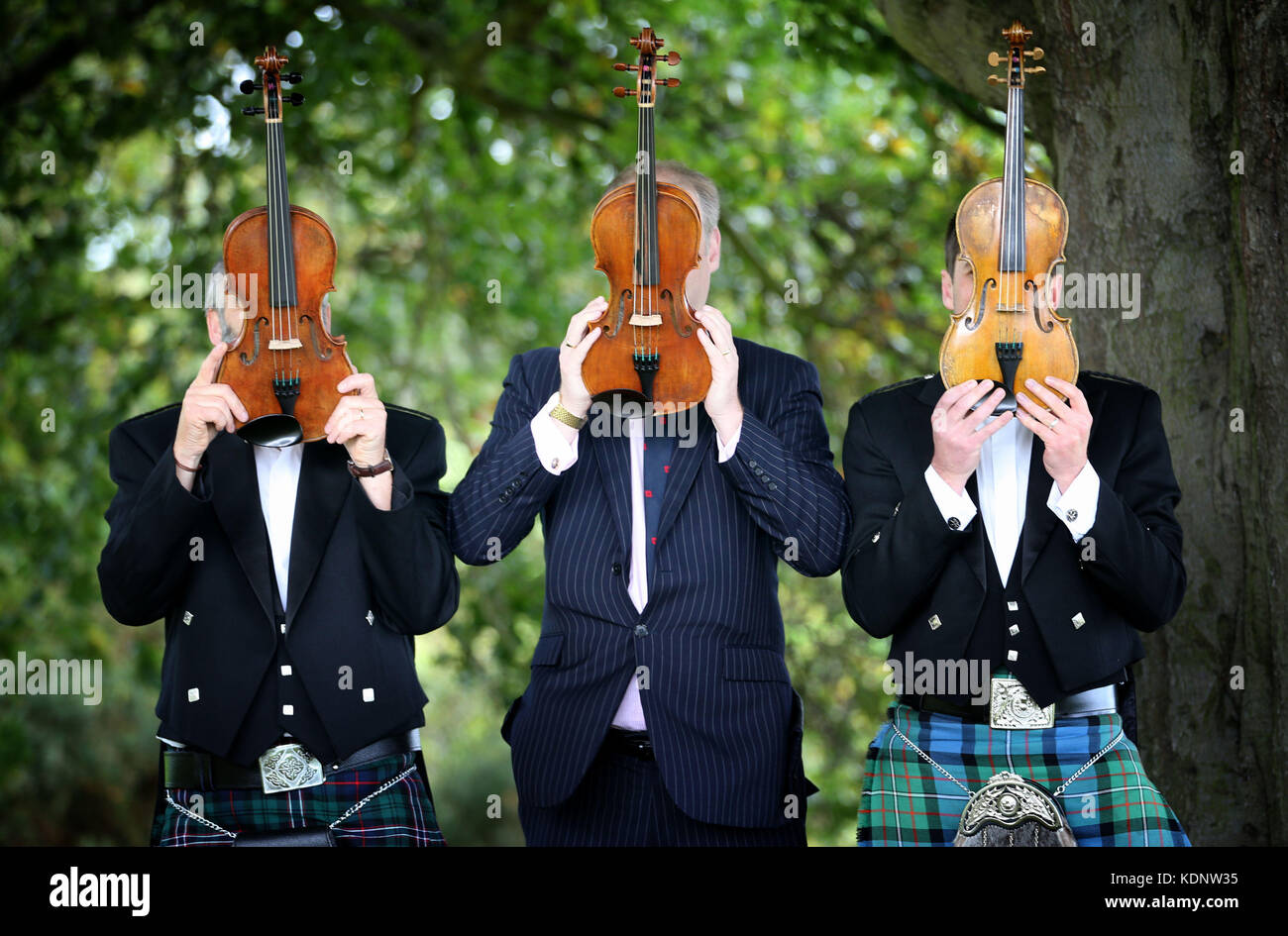 (De gauche à droite) le violon Steve Burnett, qui détient le violon Siegfried Sassoon, l'historien Neil McLennan, détient le violon et le violon Robert graves Thoren Ferguson, qui détient le violon Wilfred Owen, au Baberton Golf Club d'Édimbourg. Les trois violons, faits en commémoration des poètes de guerre qui se sont réunis au club de golf en 1917, doivent être joués ensemble pour la première fois. Banque D'Images