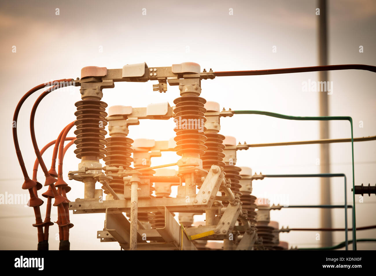 Disjoncteur haute tension dans une sous-station électrique Banque D'Images