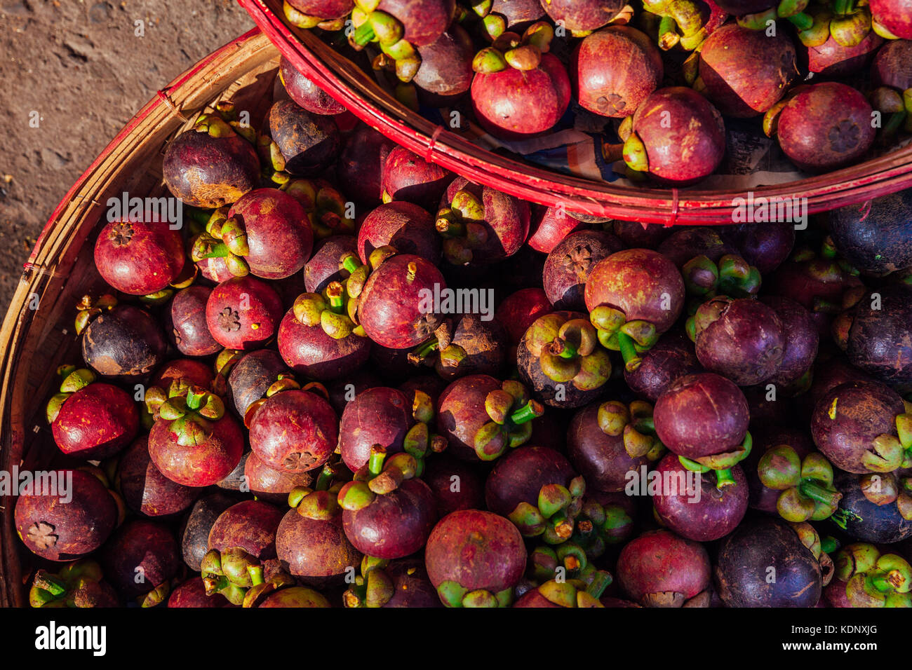 Une corbeille de fruits mangoustan à un marché de rue, Vietnam Banque D'Images