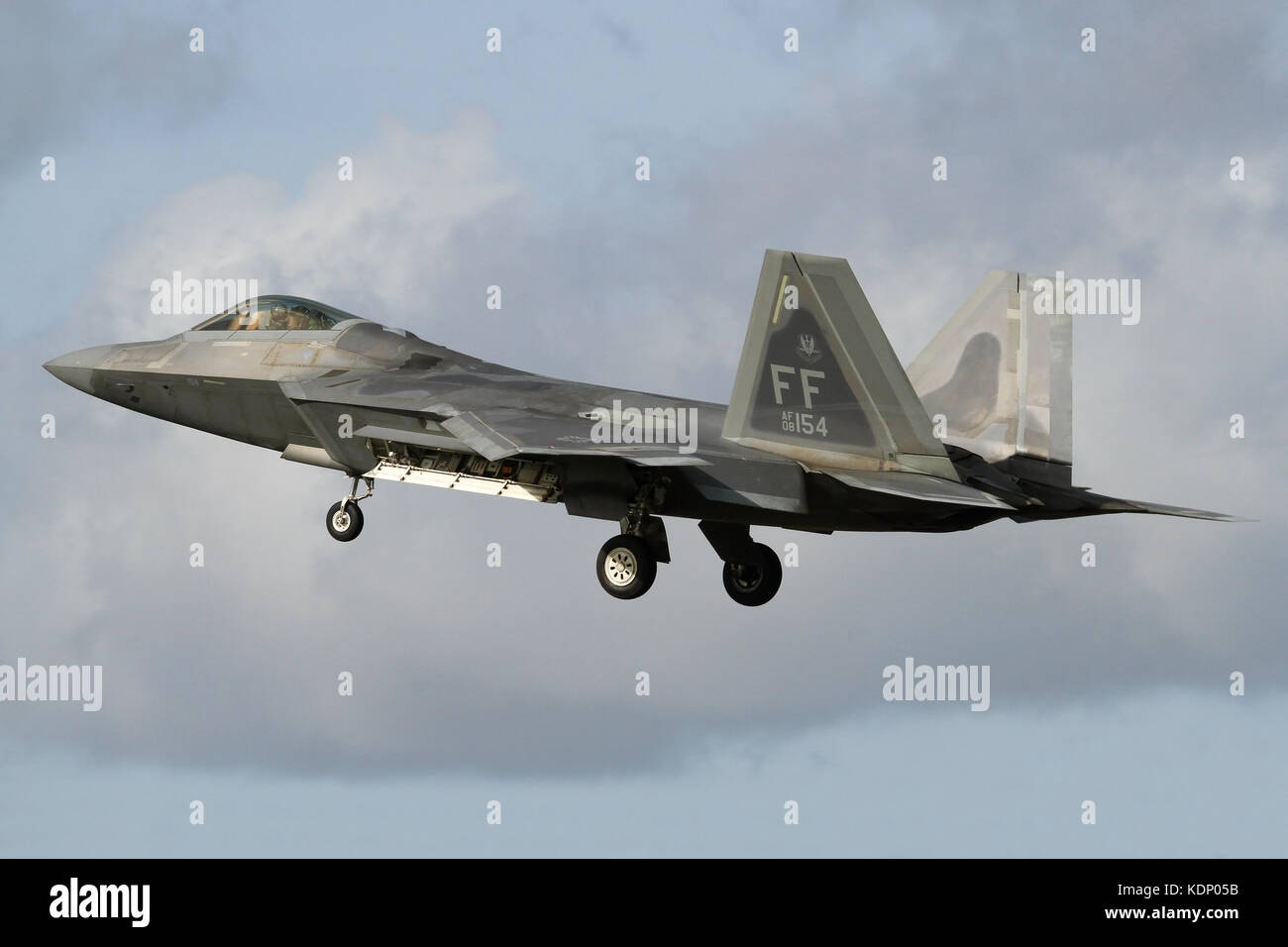 1er Fighter Wing de l'USAF F-22A Raptor atterrissage à RAF Lakenheath pendant l'octobre 2017 le déploiement. Remarque Le fuselage gauche coincé la baie d'armes. Banque D'Images