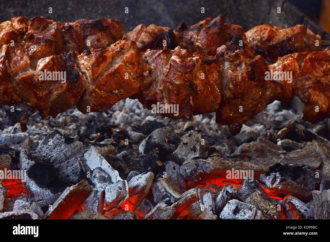 Close up of shish kebab viande de boeuf cuite au barbecue char grill chaleur, low angle view Banque D'Images
