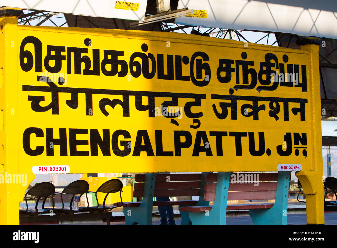 Railroad sign chengalpattu écrit en langue tamoule du Tamilnadu, hindi et anglais sur la plate-forme de la gare Banque D'Images