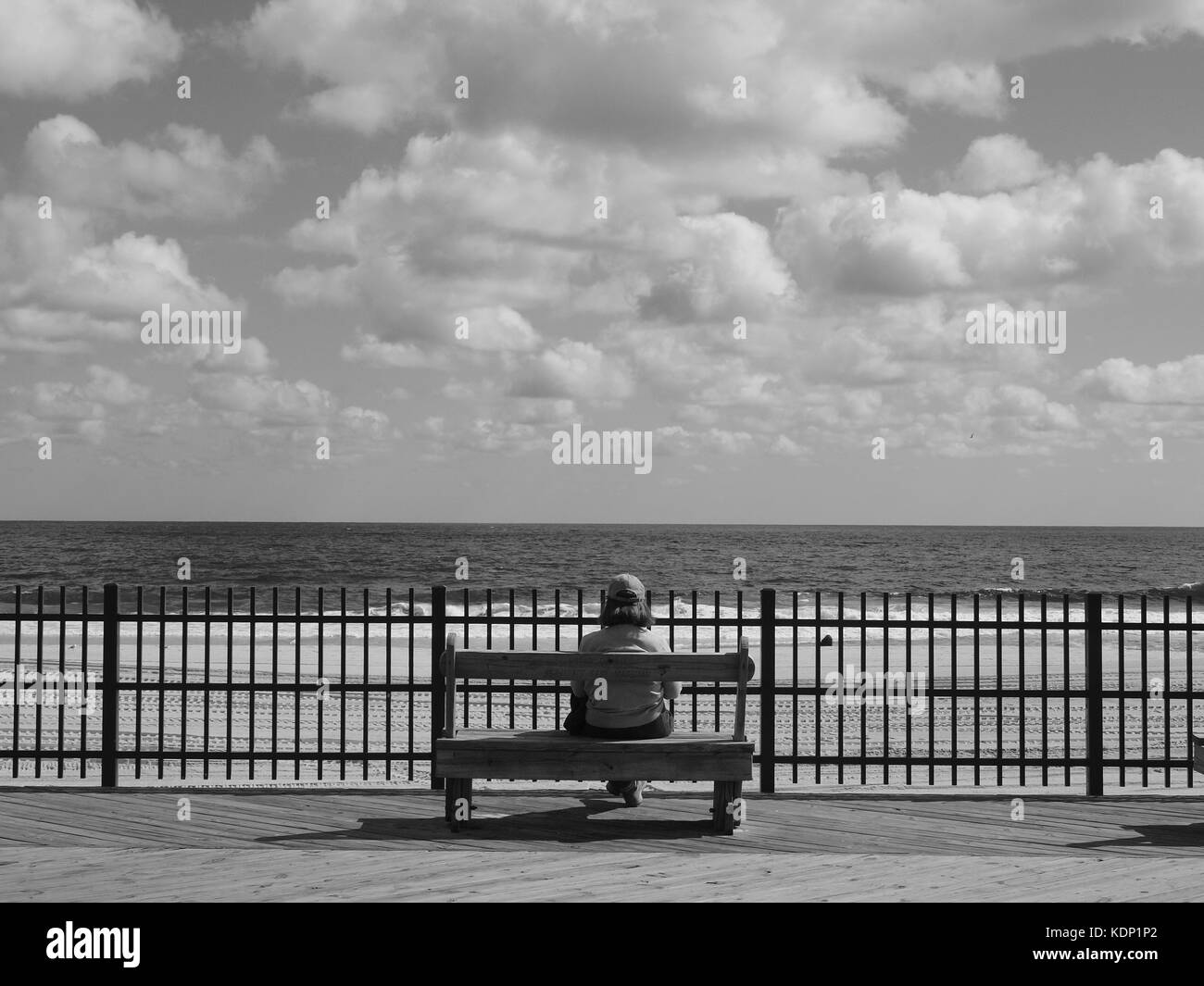 Un moment contemplatif sur le Seaside Heights , NJ, Boardwalk après une saison d'activité intense. Banque D'Images