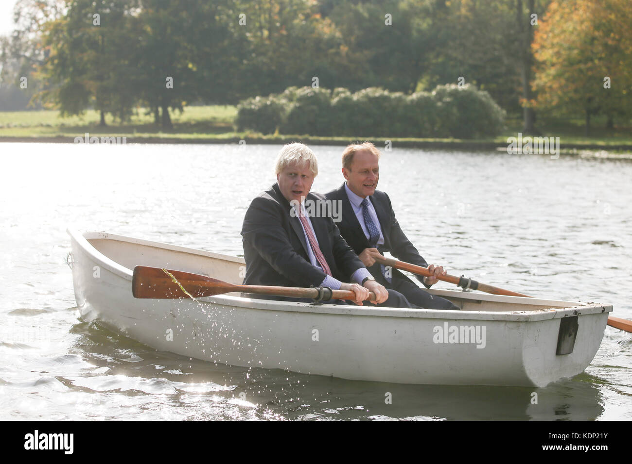 Le secrétaire aux Affaires étrangères Boris Johnson (à gauche) dans un bateau de suite avec le vice-ministre des Affaires étrangères de la République tchèque Ivo Sramek sur un lac nautique dans le parc de la résidence officielle de Johnson ChEvening House, à Sevenoaks, Kent, avant d'assister à un déjeuner de réunion avec d'autres ministres européens des Affaires étrangères. Banque D'Images